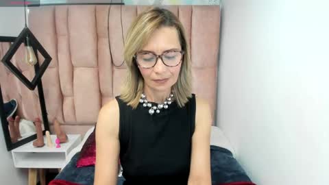 Snapshot of issa_milf__ chatting on 04.29.26 ISSA MILF online show from 04.29.26