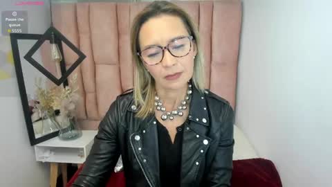 Snapshot of issa_milf__ chatting on 05.26.26 ISSA MILF online show from 05.26.26