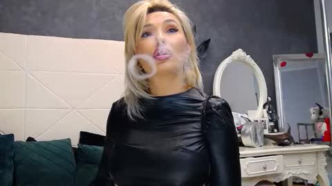 IssaSmyth online show from 09.29.25