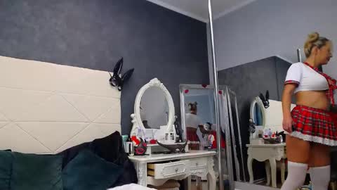 IssaSmyth online show from 10.12.25