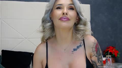 IssaSmyth online show from 01.10.26