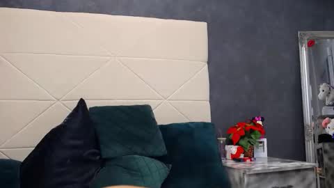 IssaSmyth online show from 04.08.26