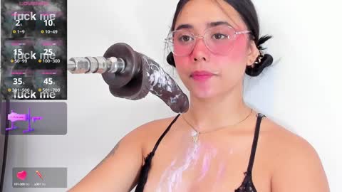 Snapshot of issie_cute chatting on 12.16.24 Issie online show from 12.16.24