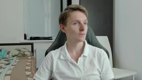 Snapshot of ithan_red chatting on 11.04.25 Ethan online show from 11.04.25