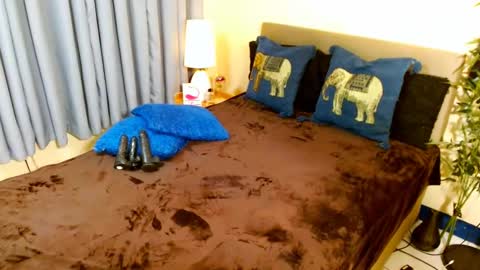 Snapshot of its_me_alexa chatting on 02.06.25 ask me online show from 02.06.25