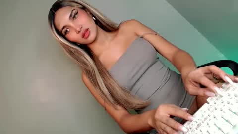 Snapshot of its_me_arabella chatting on 12.27.24 Bella online show from 12.27.24