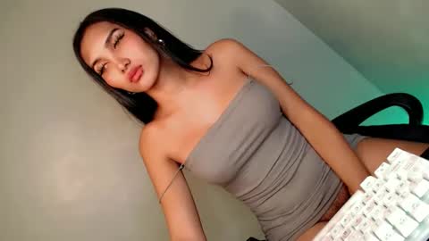 Snapshot of its_me_arabella chatting on 01.06.25 Bella online show from 01.06.25