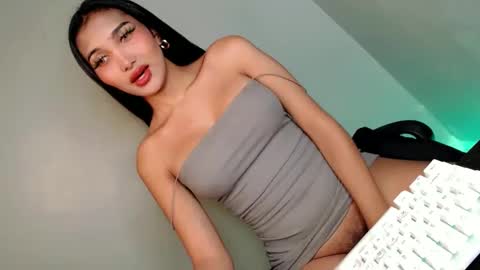 Snapshot of its_me_arabella chatting on 01.07.25 Bella online show from 01.07.25