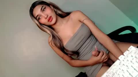 Snapshot of its_me_arabella chatting on 01.14.25 Bella online show from 01.14.25