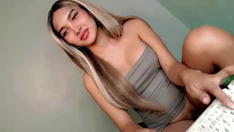 Snapshot of its_me_arabella chatting on 01.25.25 Bella online show from 01.25.25