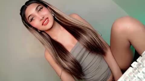 Snapshot of its_me_arabella chatting on 02.15.25 Bella online show from 02.15.25
