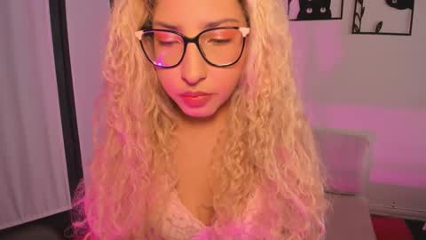 Snapshot of itsroxyrose_ chatting on 11.19.25 Roxanne online show from 11.19.25
