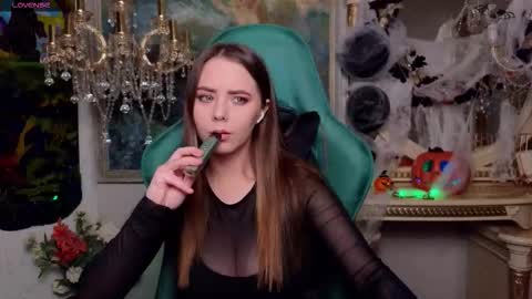 Snapshot of ivorywood_ chatting on 11.01.25 ivorywood_ online show from 11.01.25