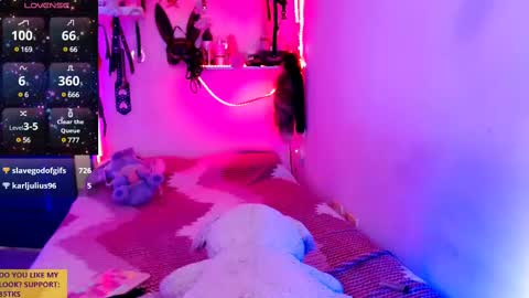 Snapshot of ivy_rosse chatting on 02.27.25 You can find more of me here  online show from 02.27.25