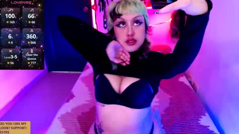 Snapshot of ivy_rosse chatting on 03.01.25 You can find more of me here  online show from 03.01.25