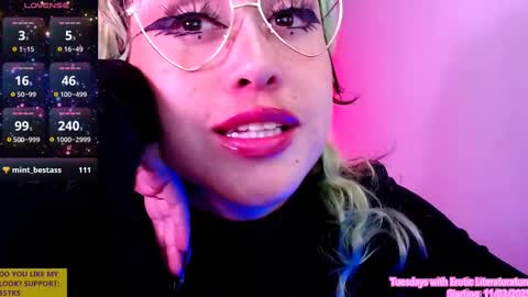 Snapshot of ivy_rosse chatting on 03.01.25 You can find more of me here  online show from 03.01.25