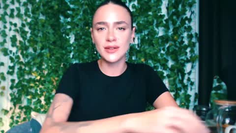 Miss Ivy online show from 12.11.24