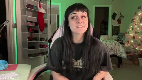 Snapshot of ivyminxxx chatting on 12.13.24 Ivy Minxxx online show from 12.13.24