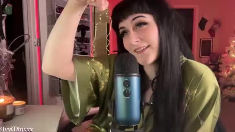 Snapshot of ivyminxxx chatting on 12.27.24 Ivy Minxxx online show from 12.27.24