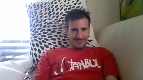 Snapshot of iyoperro chatting on 09.18.25 Casandro online show from 09.18.25