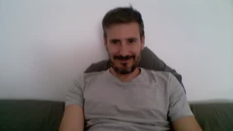 Snapshot of iyoperro chatting on 10.11.25 Casandro online show from 10.11.25