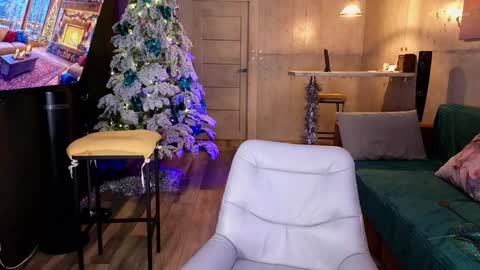 Snapshot of izi_fox chatting on 12.14.24 izi online show from 12.14.24