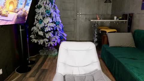 Snapshot of izi_fox chatting on 12.19.24 izi online show from 12.19.24