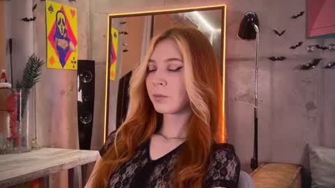 Snapshot of izi_fox chatting on 02.09.25 izi online show from 02.09.25