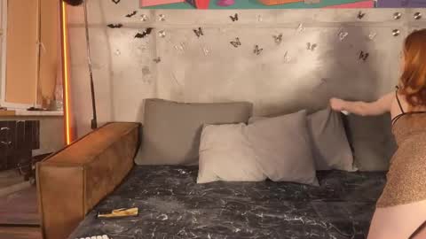 Snapshot of izi_fox chatting on 02.13.25 izi online show from 02.13.25