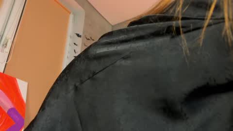 Snapshot of izi_fox chatting on 02.21.25 izi online show from 02.21.25