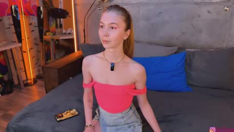 Snapshot of izi_fox chatting on 09.20.25 izi online show from 09.20.25