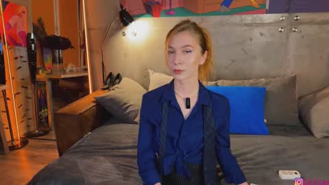 Snapshot of izi_fox chatting on 09.21.25 izi online show from 09.21.25