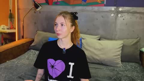 Snapshot of izi_fox chatting on 10.19.25 izi online show from 10.19.25