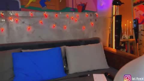 Snapshot of izi_fox chatting on 10.29.25 izi online show from 10.29.25