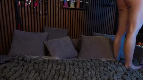 Izzy Inked online show from 02.11.26