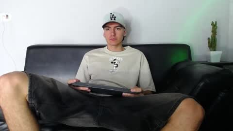 INDEPENDENT MODEL online show from 12.08.24