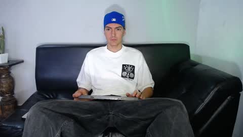 INDEPENDENT MODEL online show from 01.08.25