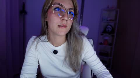 Linda Sofia help me get to 100 thumbs up online show from 04.06.26