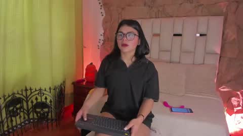 Snapshot of jade_nm chatting on 10.11.25 ade online show from 10.11.25