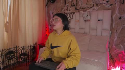 Snapshot of jade_nm chatting on 10.21.25 ade online show from 10.21.25