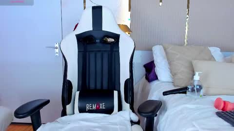 Snapshot of jadeh_williams02 chatting on 02.20.25 Jadeh online show from 02.20.25