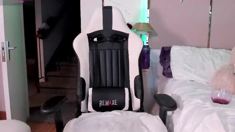 Snapshot of jadeh_williams02 chatting on 02.25.25 Jadeh online show from 02.25.25