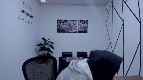 james_adamss_ online show from 12.04.25