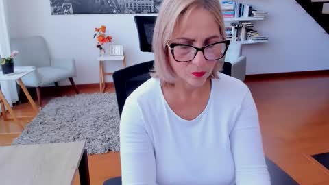 Snapshot of janeturner chatting on 10.23.25 JANE TURNER MILF online show from 10.23.25