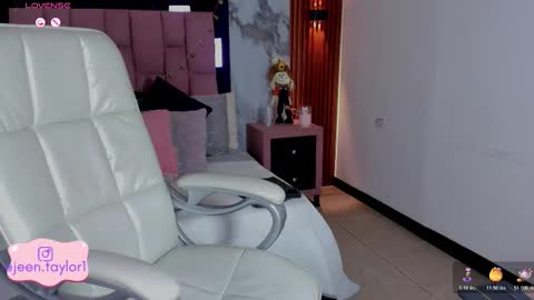 Snapshot of jeen_taylor chatting on 10.29.25 Jeen Taylor online show from 10.29.25