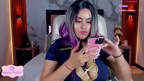 Snapshot of jeen_taylor chatting on 10.31.25 Jeen Taylor online show from 10.31.25