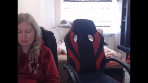 Snapshot of jenisandpeter chatting on 02.12.25 JenisAndPeter online show from 02.12.25
