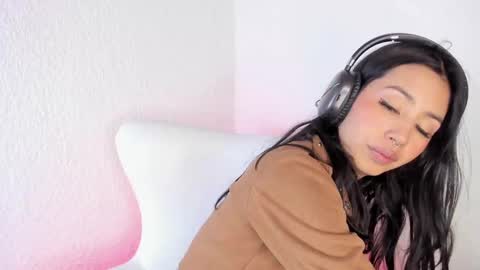 Snapshot of jenner_mills chatting on 12.23.24 Jenner online show from 12.23.24