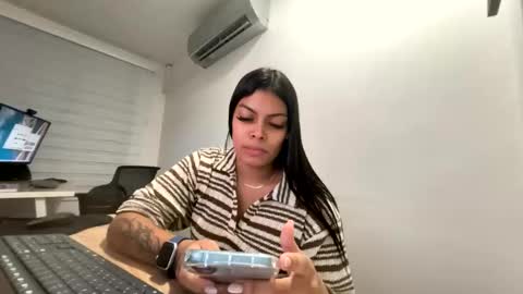 Snapshot of jennifer_oliveira chatting on 10.30.25 Jenn 3 online show from 10.30.25