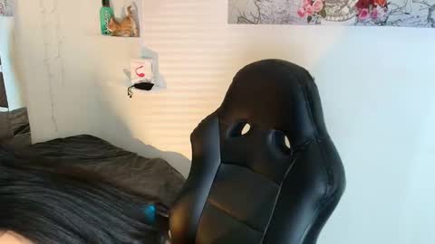 Snapshot of jennifer_scot chatting on 11.10.25 JENNIFER online show from 11.10.25